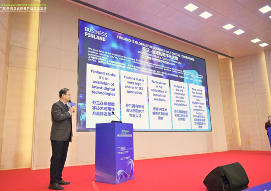 图为芬兰商务局高级官员讲话